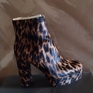 Vince Camuto Python Print Leather Platform Heels Size 10M